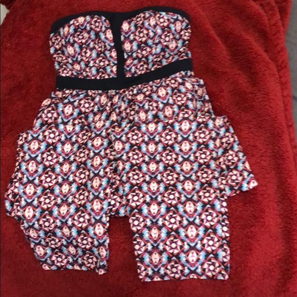 SOLD!! SOLD!! BEAUTIFUL STRAPLESS ROMPER - Picture 4 of 6